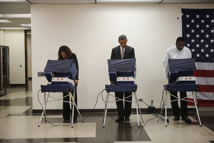 Tổng thống Obama tại trạm bầu cử ở Chicago